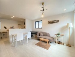 詳細はホームページにて。
【すぐにご見学可能】
■約15帖の２LDK 
■採光に配慮した明るいリビング