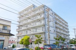 新規リノベーション済みマンション
【すぐに見学可】
■納戸付で収納スペース充実
■日照・通風共に良好
■商業施設豊富