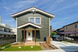 【すぐご見学可能】
■スウェーデンハウス施工のこだわりの詰まった注文住宅です。
■駐車スペース３台分（車種による）
■令和6年築　非常に綺麗にお使いです。