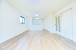 《新築分譲住宅》
■JR常磐線「金町」駅 バス18分
 「西水元三丁目」停 徒歩6分
■4LDK+カースペース2台可
■お洗濯物がたくさん干せるワイドバルコニー