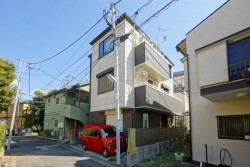 ■オール電化住宅３階建５ＬＤＫ
■２０１３年３月築ホームエレベーター
■屋上にソーラーパネル
■車椅子対応サニタリー
■３回にシャワー室設置
■大和ハウス工業施工