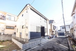 ■新築戸建て（２０２５年１２月完成予定）
■木造２階建２ＬＤＫ＋Ｓ
■南西接道×工夫の間取り
■陽当たりを活かした理想の住まい
