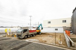 ■新築木造3階建3SLDK+WIC
■広々リビングで家族団らんが広がる♪
■1階にWIC付きで利便性◎
■空気を乾燥させにくく足元から温める床暖房♪