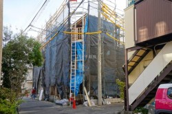 ■２０２５年１２月下旬完成予定
■新築３階建角地
■子育てグリーン住宅事業
■間仕切りオプション工事にて３ＬＤＫ＋Ｓに変更可能
