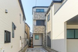 ■２０２６年１月完成予定！
■新築３階建３ＬＤＫ＋納戸＋カースペース２台可
■暮らしの質を高めるＺＥＨ省エネ住宅
■徒歩５分圏内にバス停があり交通利便性◎
