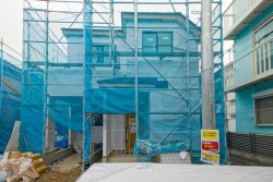 ■2026年1月完成予定!
■新築2階建3LDK+納戸+カースペース
■暮らしの質を高めるZEH省エネ住宅
■徒歩5分圏内にバス停があり交通利便性◎