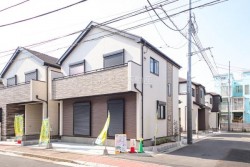 ■２０２６年１月完成予定！
■新築２階建て角地３ＬＤＫ＋納戸＋カースペース
■暮らしの質を高めるＺＥＨ省エネ住宅
■徒歩５分圏内にバス停があり交通利便性◎
