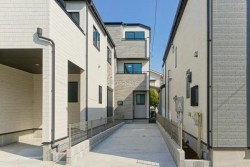 ■２０２６年１月完成予定！
■新築３階建３ＬＤＫ＋納戸＋カースペース２台可
■暮らしの質を高めるＺＥＨ省エネ住宅
■徒歩５分圏内にバス停があり交通利便性◎
