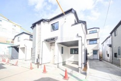 ■２０２６年１月完成予定！
■新築２階建２ＬＤＫ＋納戸＋カースペース
■暮らしの質を高めるＺＥＨ省エネ住宅
■徒歩５分圏内にバス停があり交通利便性◎
