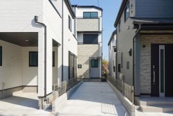 ■２０２６年１月完成予定！
■新築３階建３ＬＤＫ＋納戸＋カースペース２台可
■暮らしの質を高めるＺＥＨ省エネ住宅
■徒歩５分圏内にバス停があり交通利便性◎
