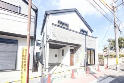 ■２０２６年１月完成予定！
■新築２階建３ＬＤＫ＋納戸＋カースペース
■暮らしの質を高めるＺＥＨ省エネ住宅
■徒歩５分圏内にバス停があり交通利便性◎
