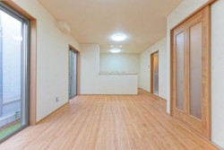 ■新築2階建・3LDK+SIC+カースペース2台可能物件!(車種による)
■2025年11月完成済み
■お洗濯物がたくさん干せるバルコニー2か所付・南向きバルコニー