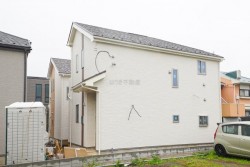 ■新築2階建・3LDK+SIC+カースペース2台可能物件!(車種による)
■2025年11月完成予定
■お洗濯物がたくさん干せるバルコニー2か所付・南向きバルコニー