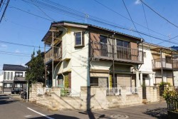 ■木造２階建・南向き３ＬＤＫ
■角地・陽当たり良好・リフォームは必要です。
■全面棟なし