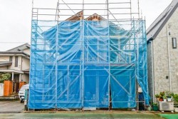 ■小・中学校が近く、商業施設も充実した周辺環境！
■車庫スペースも確保された利便性の高い４LDK！
■各部屋クローゼット付き、吹き抜けの勾配天井で開放感のあるLDK