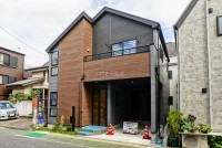 ■小・中学校が近く、商業施設も充実した周辺環境！
■車庫スペースも確保された利便性の高い４LDK！
■各部屋クローゼット付き、吹き抜けの勾配天井で開放感のあるLDK