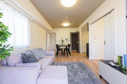 ■2戦駅利用可能
■大切なペット飼育可能(飼育細則あり)
■5階西向きの角部屋住戸
■新規内装リノベーション