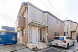 ■~全室南向きの軽量鉄骨住宅~パナホーム施工の軽量鉄骨造2階建
■奥戸4丁目中古戸建 LDK約18.1帖
■小学校徒歩約5分で子育て環境良好
■1坪サイズの窓付き浴室