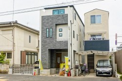 ■都営新宿線「船堀」駅徒歩15分
■東京ロ東西線「西葛西」駅 徒歩20分
■4LDK カースペース有
