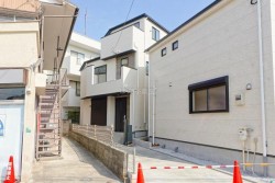 ■江戸川区北篠崎新築戸建
■閑静な住宅に誕生した
■LDKや脱衣所に少し贅沢な空間を実現
■小、中学校、保育園などまで徒歩10分圏内につき、お子様の通学に安心です