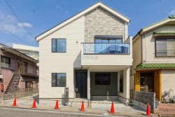 ■江戸川区北篠崎新築戸建
■閑静な住宅に誕生した
■吹き抜けと前面道路を生かした明るい住まい
■小、中学校、保育園などまで徒歩10分圏内につき、お子様の通学に安心です