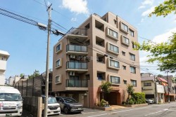 ■京成押上線「京成立石」駅 徒歩 9 分
■3階・南東角住戸
■バルコニー8mのワイドスパン
■家事動線に配慮した2WAYキッチン