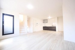 ■完成２０２５年１２月末予定
■新築戸建て３階建２ＬＤＫ＋Ｓ
■小・中学校徒歩５分圏内！
■スーパー・ドラックストア・コンビニ徒歩１０分圏内で住環境◎
