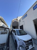 ■生活環境に恵まれた好立地、学校、コンビニ、スーパー至近
■駐車2台可能(車種制限有)
■LDKには開放感ある勾配天井にトップライト
