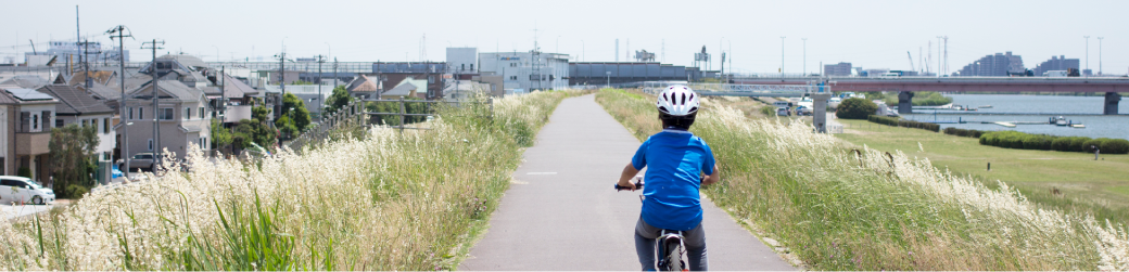 自転車に乗るこどもの後ろ姿