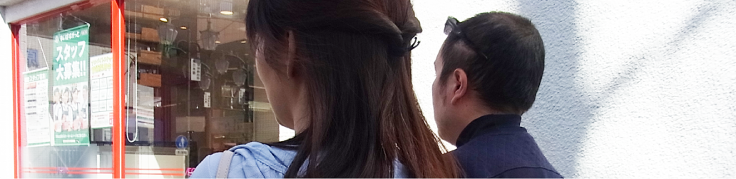 自転車に乗るこどもの後ろ姿