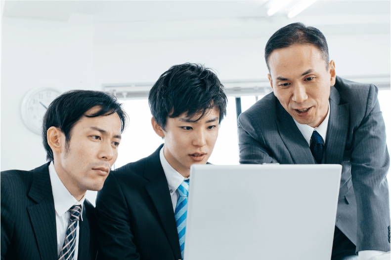 資料を見る社員