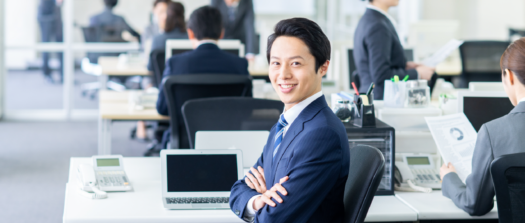 職場で笑顔の男性